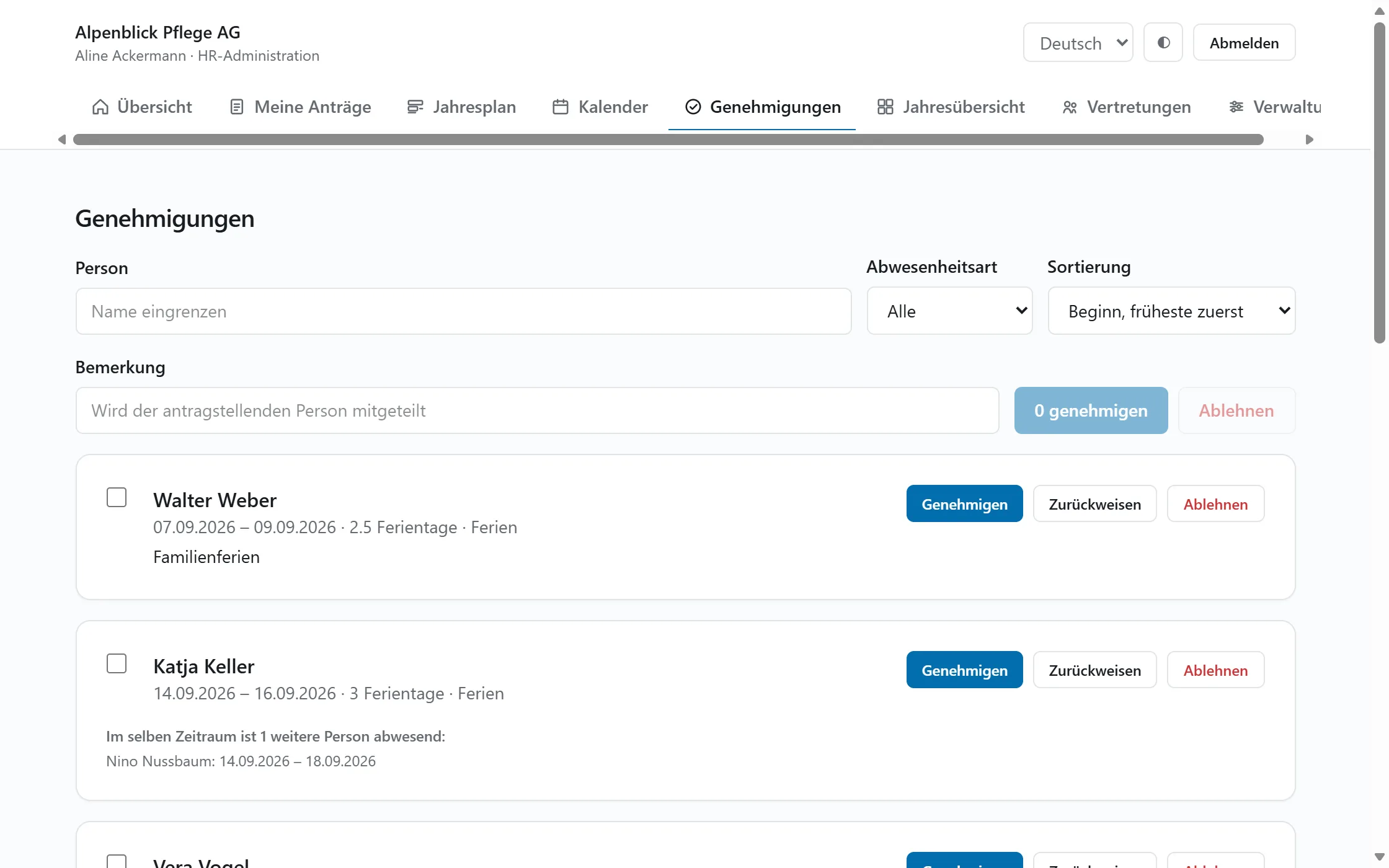 Genehmigungsübersicht mit offenen Ferienanträgen und der Kennzeichnung eines Kapazitätskonflikts.